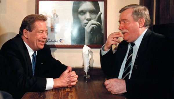 epa03037548 (FILE) A file picture dated 10 March 1998 shows Czech President Vaclav Havel (L) and former Polish President Lech Walesa (R) as they joke in a pub, while waiting for waiter to bring their beer, in Warsaw, Poland. Sitting in front of an advert poster showing a woman holding a cigar, the former smokers Havel and Walesa were talking about their personal experiences on how they quit smoking. Vaclav Havel died on 18 December 2011 at his house in northern Czech Republic. He was 75.  EPA/JANEK SKARZYNSKI