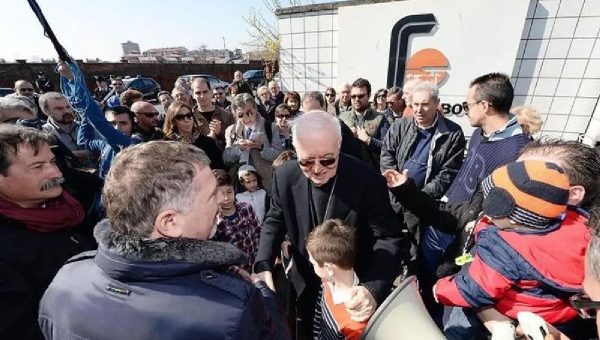 Arcivescovo-Nosiglia alla Agrati con i lavoratori